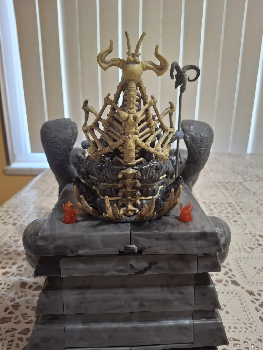 Masters of the Universe 85oz Skeletor's Trone LED. new.